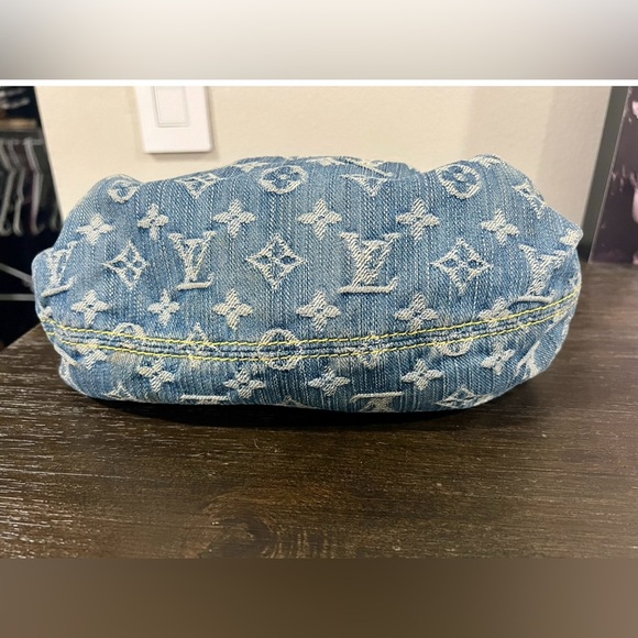 2006 Louis Vuitton Denim Pleaty Handle
Bag - Picture 4 of 12